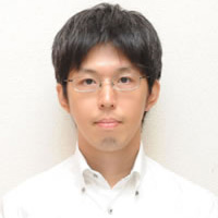 白いシャツを着た若い男性の顔写真